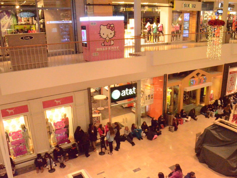 Black Friday Shoppers Pack Willowbrook Mall Thanksgiving ...