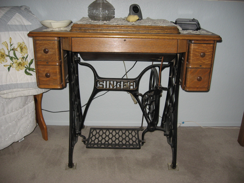 1910 SINGER TREADLE SEWING MACHINE QUARTER SAWN OAK REDUCED