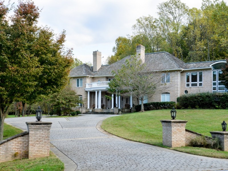 WOW House 2.1M Mansion With 2 Kitchens in Gated Woodmore Golf