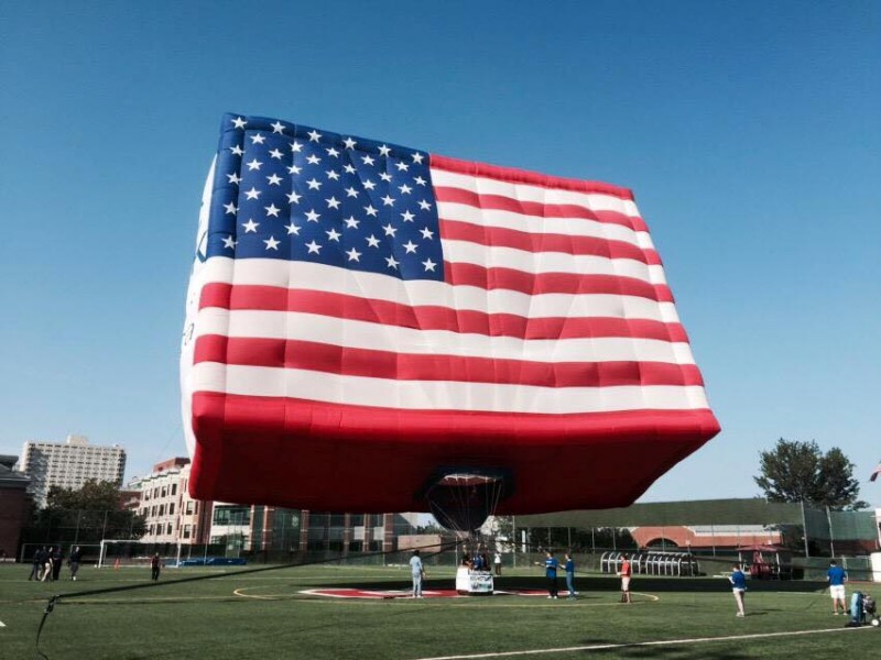 Flying flag. Много домов в американских флагах. Парк с американскими флагами. Шары в цветах американского флага. Big Flag.