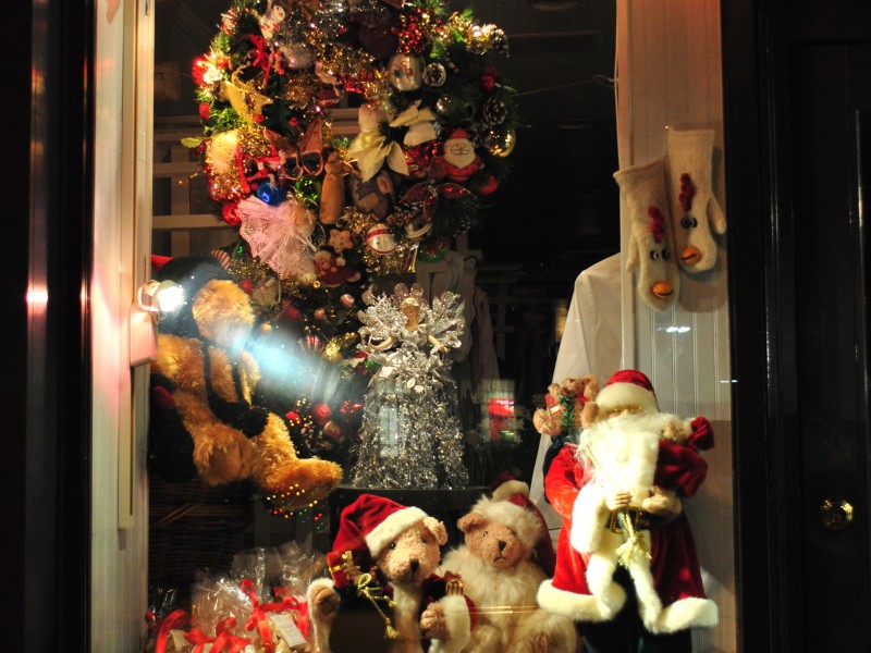 East Hampton Village Storefronts Lit Up at Christmas Time | East ...