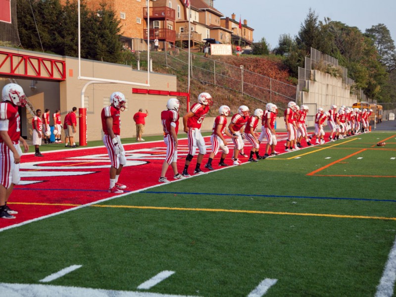 North Hills High School Varsity Football Indians, 35 — Commodores, 13