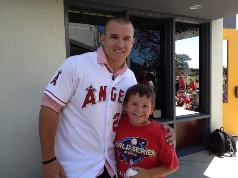 Photos Angels' Mike Trout Wows the Kids at Three Laguna Beach Schools