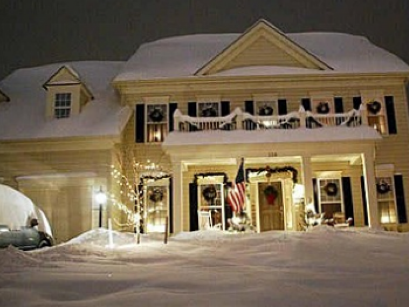 Wow Herndon Home With Vaulted Ceilings Crown Molding And