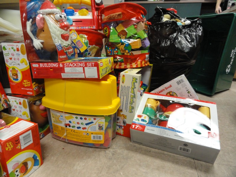 places that donate christmas gifts